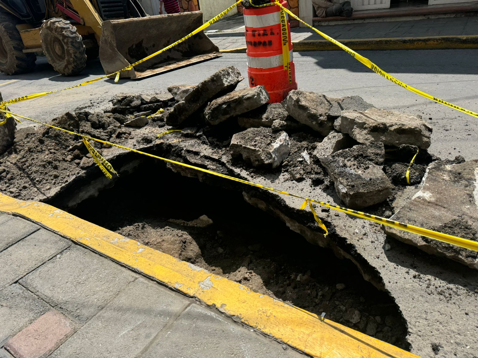 Reparan socavón en centro de Santa Ana; permanecerá cerrada la vialidad tres días
